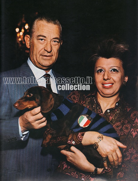IVANOE FRAIZZOLI e la moglie Renata nel 1971. Il loro cagnolino indossa una maglia nerazzurra con lo scudetto n. 11, appena conquistato dalla societ. Fraizzoli fu presidente dell'Inter dal 1968 al 1984