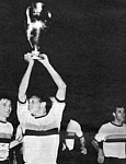 Jair Da Costa solleva in trionfo la Coppa dei Campioni 1965 attorniato dai suoi compagni di squadra, tra i quali si riconoscono Bedin e Peir