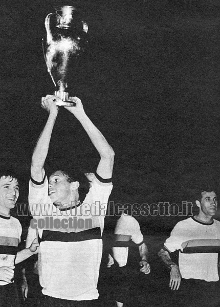 JAIR DA COSTA solleva in trionfo la Coppa dei Campioni 1965 attorniato dai suoi compagni di squadra, tra i quali si riconoscono Bedin e Peir