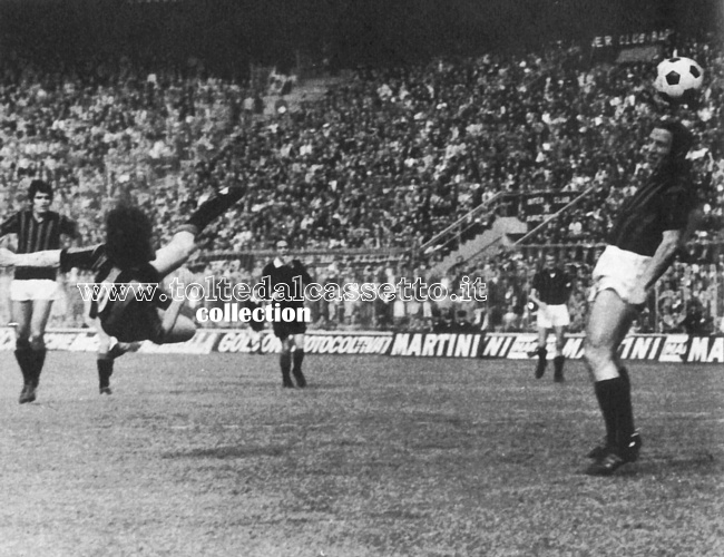 ROBERTO BONINSEGNA, con una spettacolare rovesciata che rimarr nella storia del calcio, apre le marcature in Inter-Foggia del 2 maggio 1971