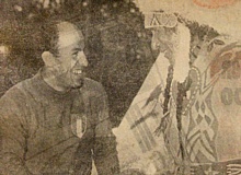 Zeno Col fotografato durante i mondiali di Aspen del 1950 mentre conversa con un capo indiano